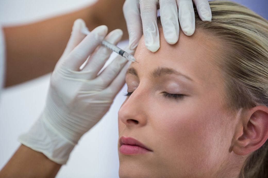 Lifting facial fără operație cu Profhilo, Sculptra și Radiesse la Dr. Kurbe București