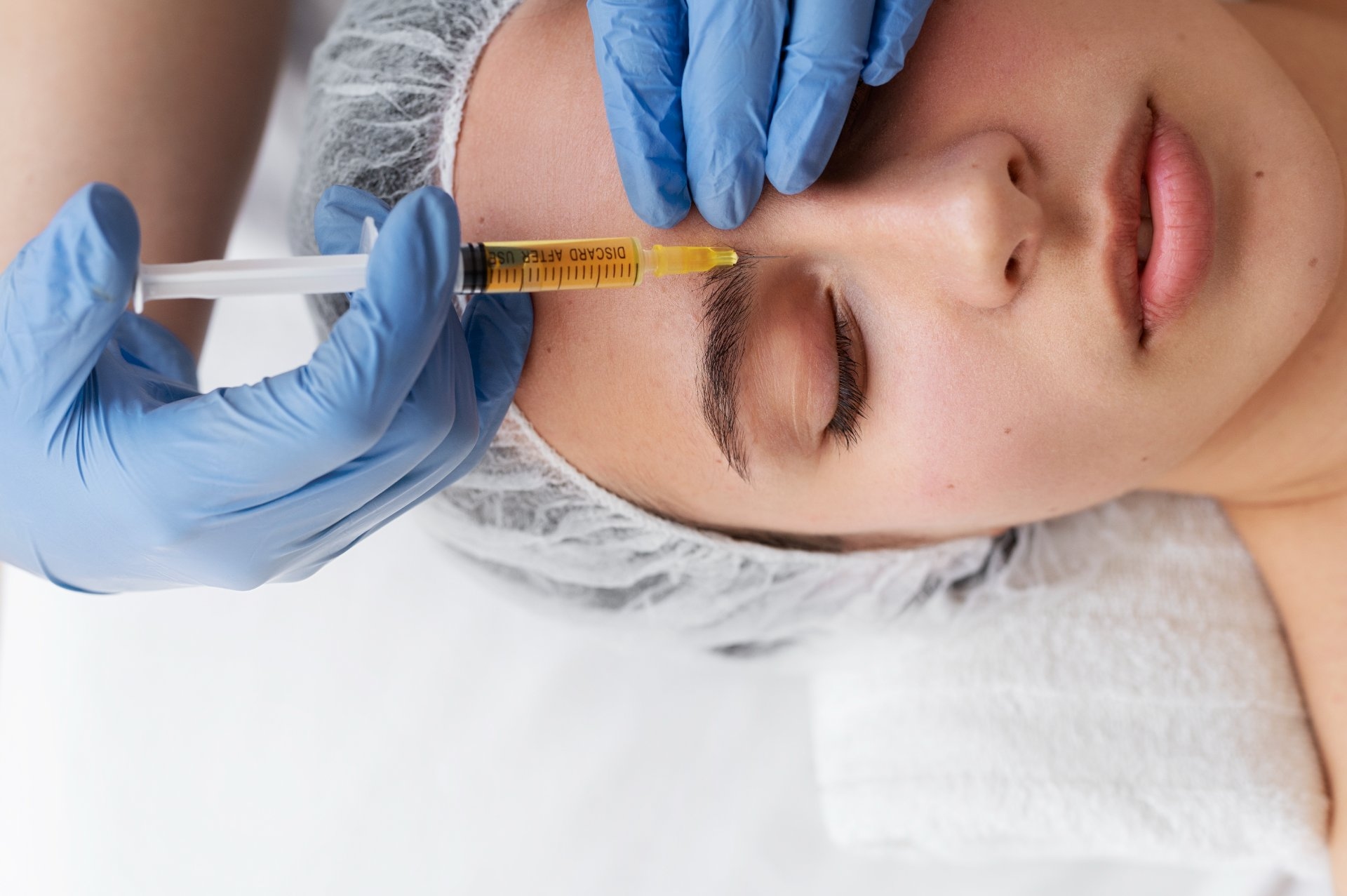 Comparație între injectările cu toxină botulinică și acid hialuronic la Clinica Dr. Kurbe