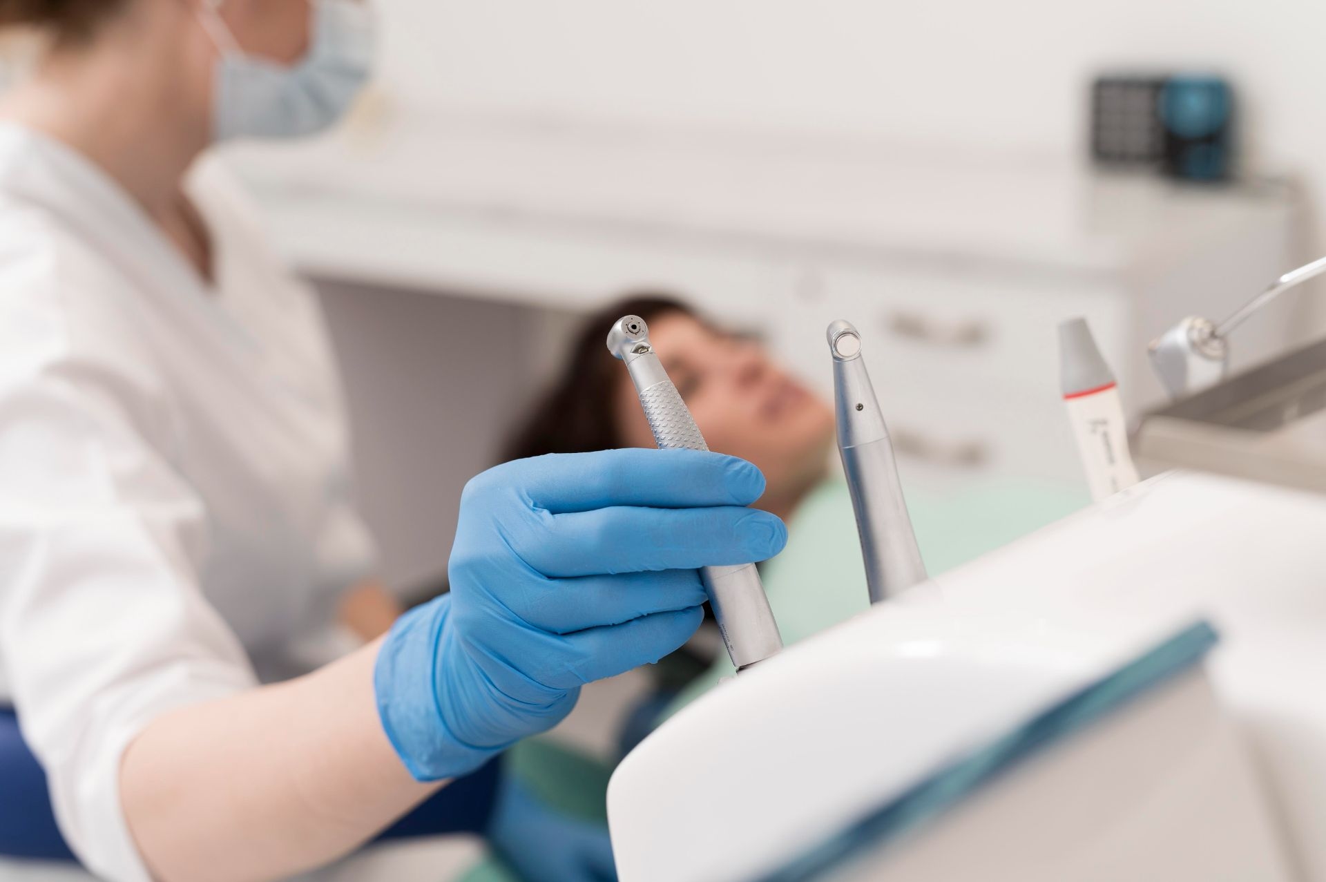 Comparatie intre detartraj cu ultrasunete si igienizare airflow la Clinica Dr Kurbe Bucuresti