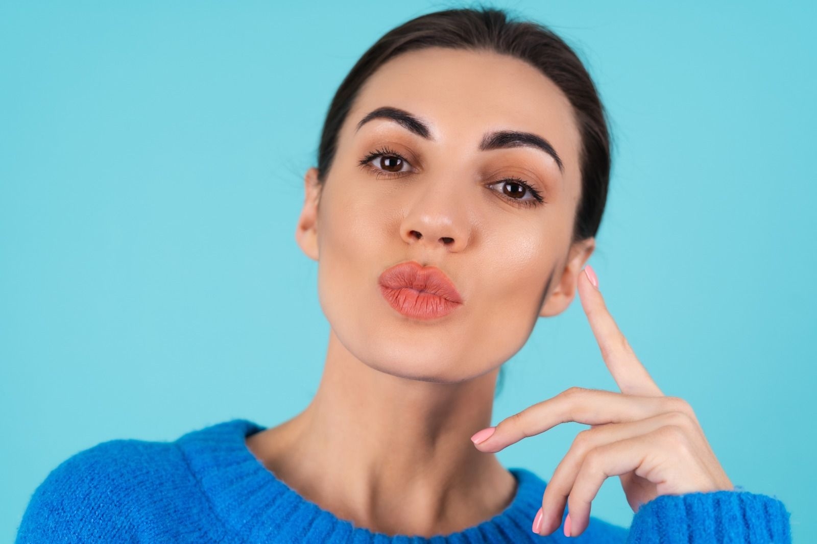 Masurarea filtrului labial la prima consultatie pentru lifting chirurgical de buza superioara Dr Kurbe Bucuresti
