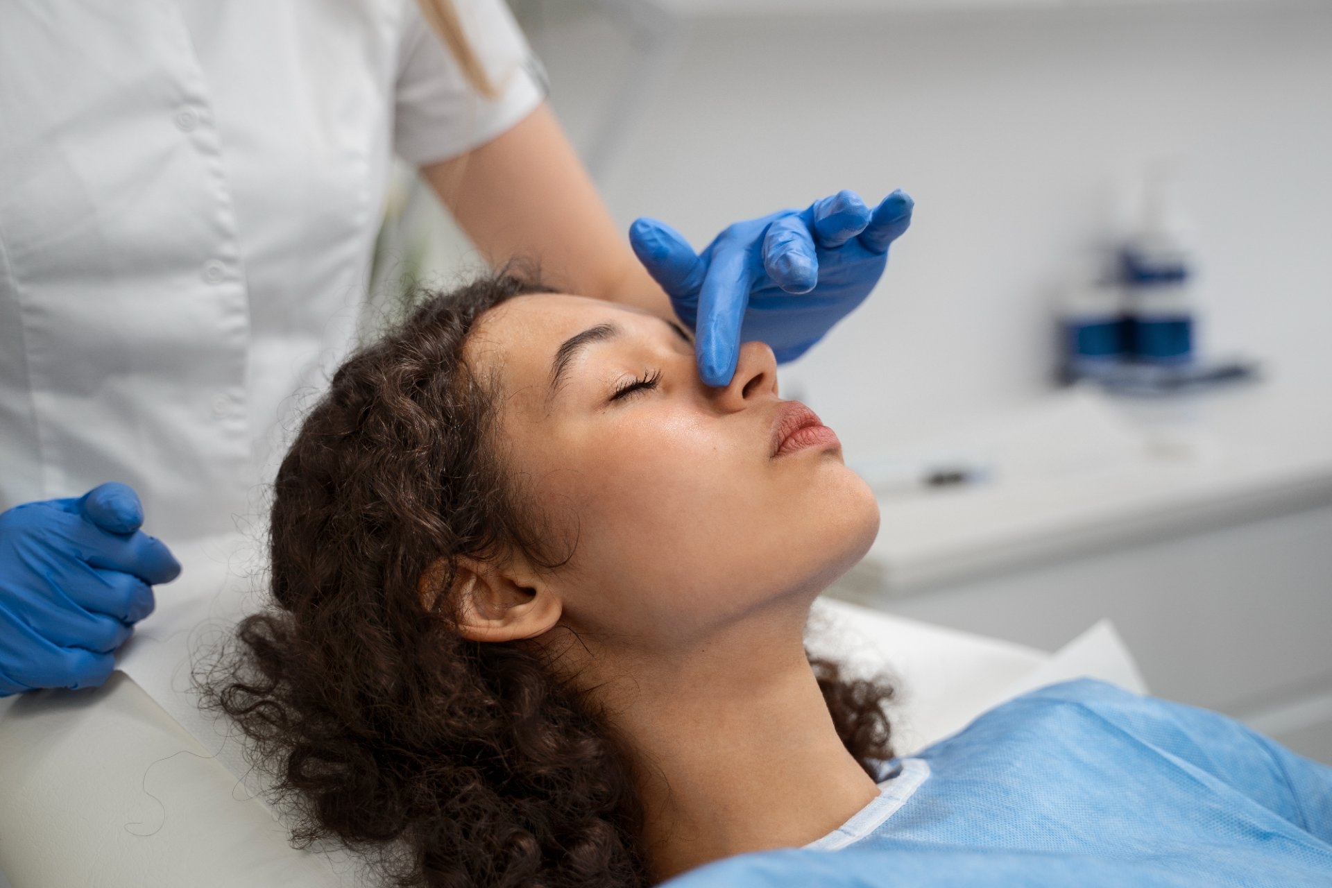 Comparatie intre rinoplastie chirurgicala si rinoplastie non-chirurgicala la Dr. Kurbe