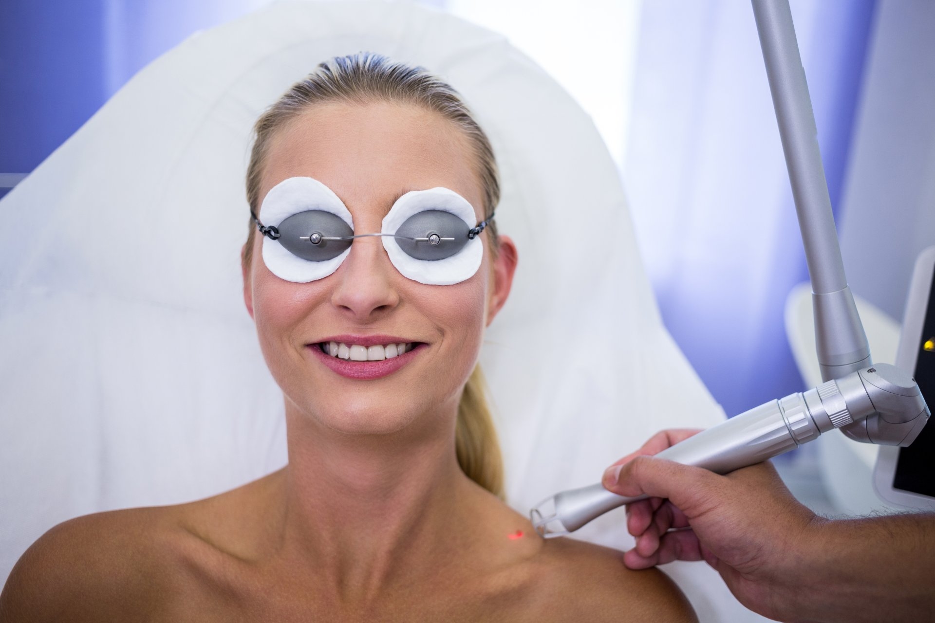 Comparație între laser fracțional CO2 și peeling chimic la Clinica Dr. Kurbe