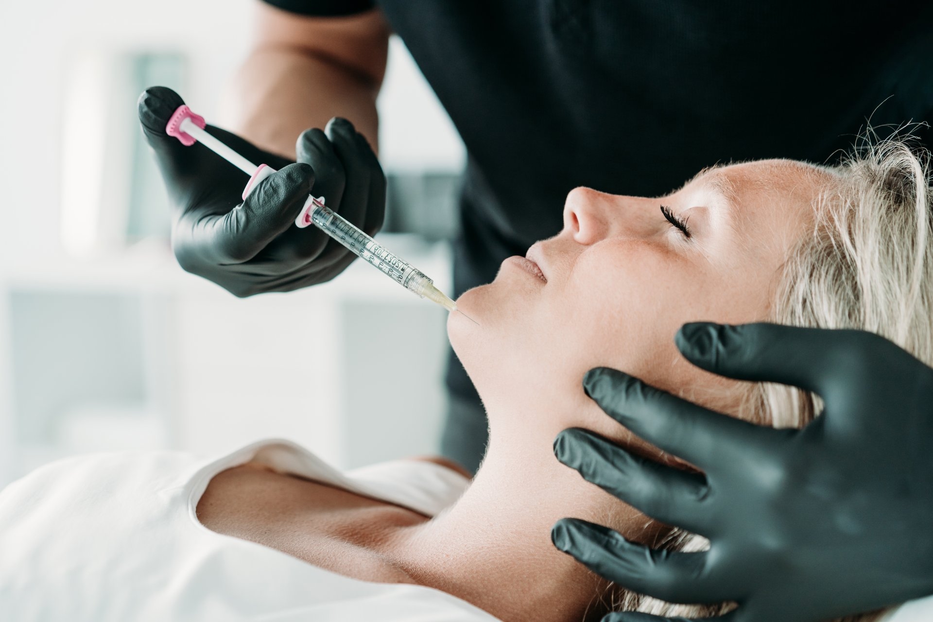 Alegerea medicului specialist pentru SMAS Lift Botox la Clinica Dr. Kurbe