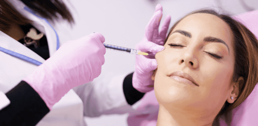 Volumizare a pomeților prin injectarea cu acid hialuronic