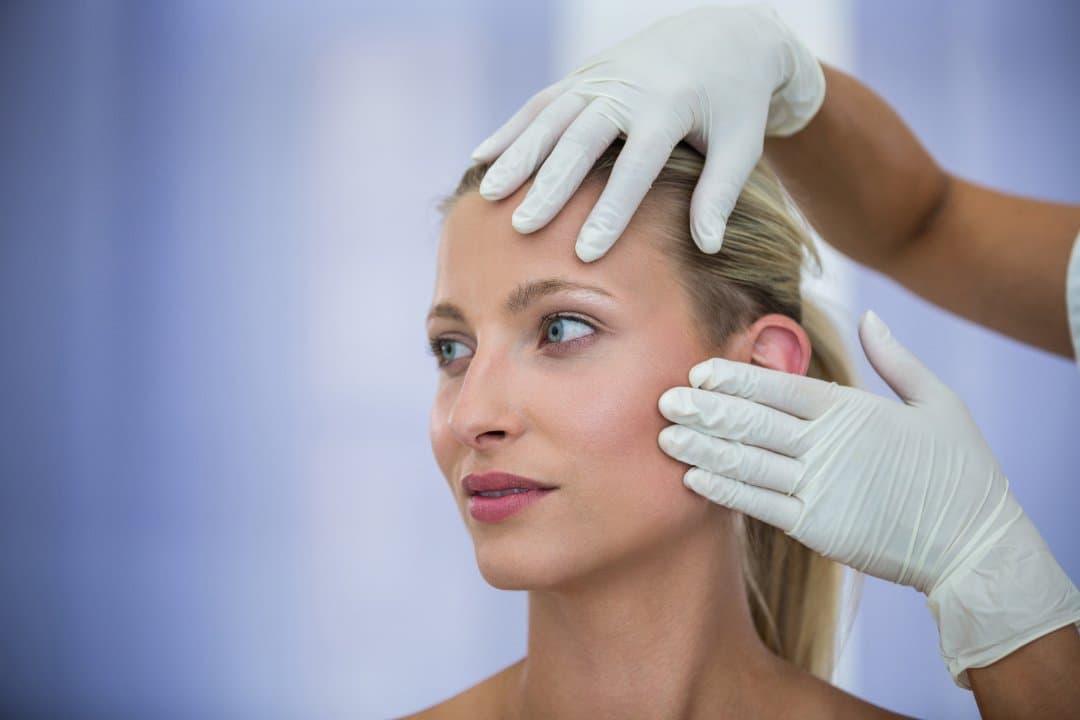 Tratament de medicină regenerativă estetică: polinucleotide, exozomi și biostimulatori pentru rejuvenarea naturală a pielii.