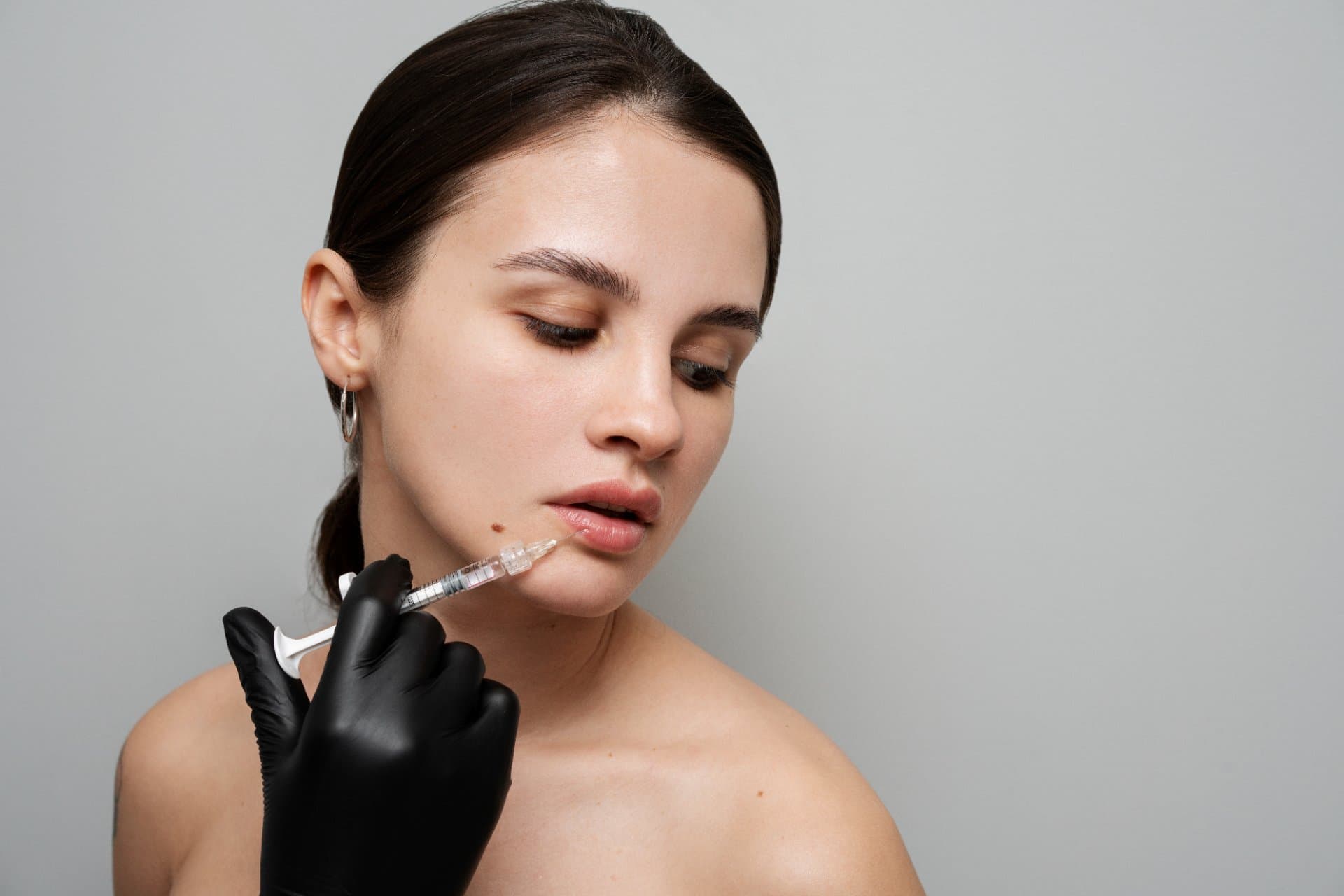 Prima consultație de estetică facială pentru injectare cu acid hialuronic la Clinica Dr. Kurbe