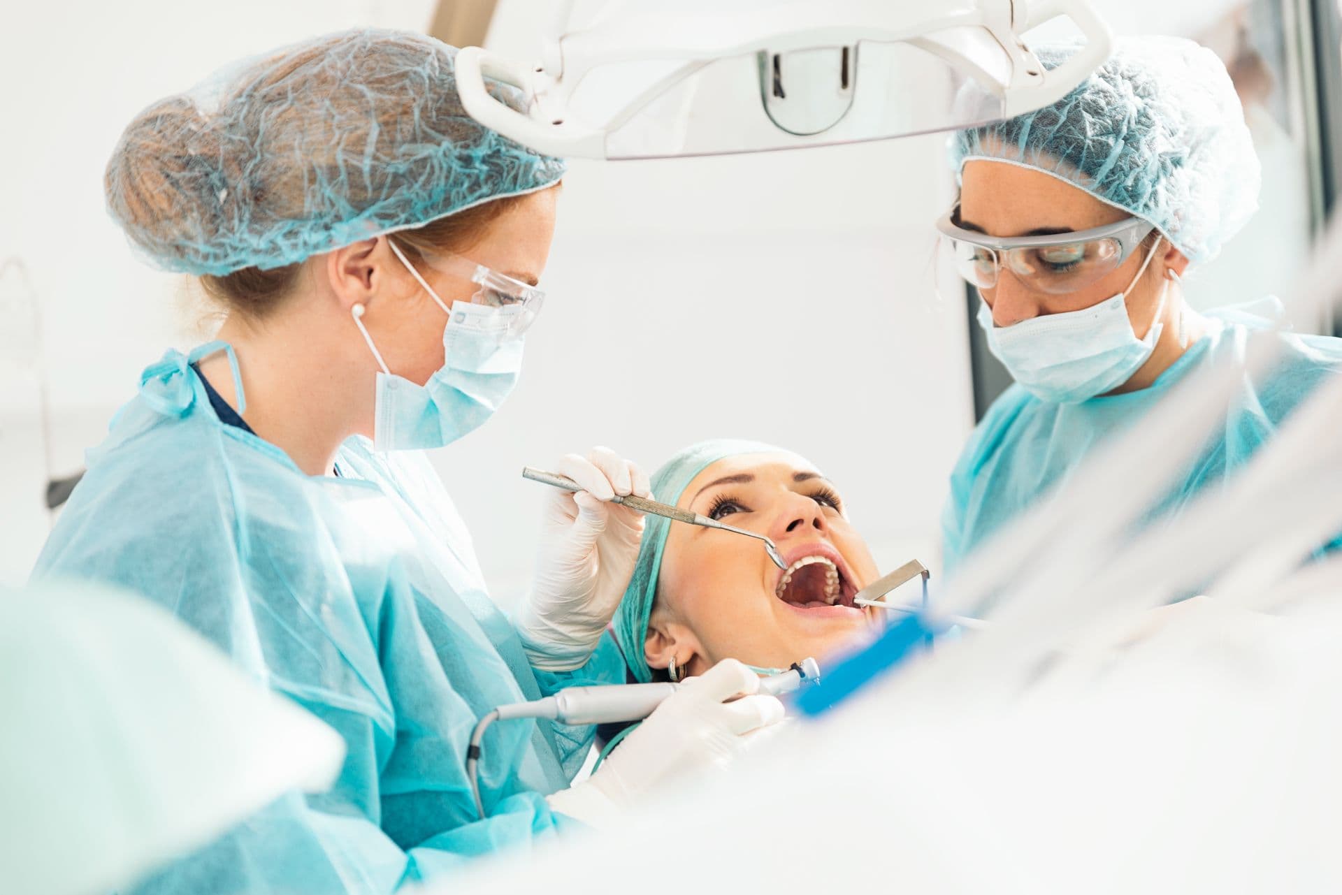 Chirurgie maxilo-facială și procedură de implant dentar ghidat 3D la clinica Dr. Kurbe București