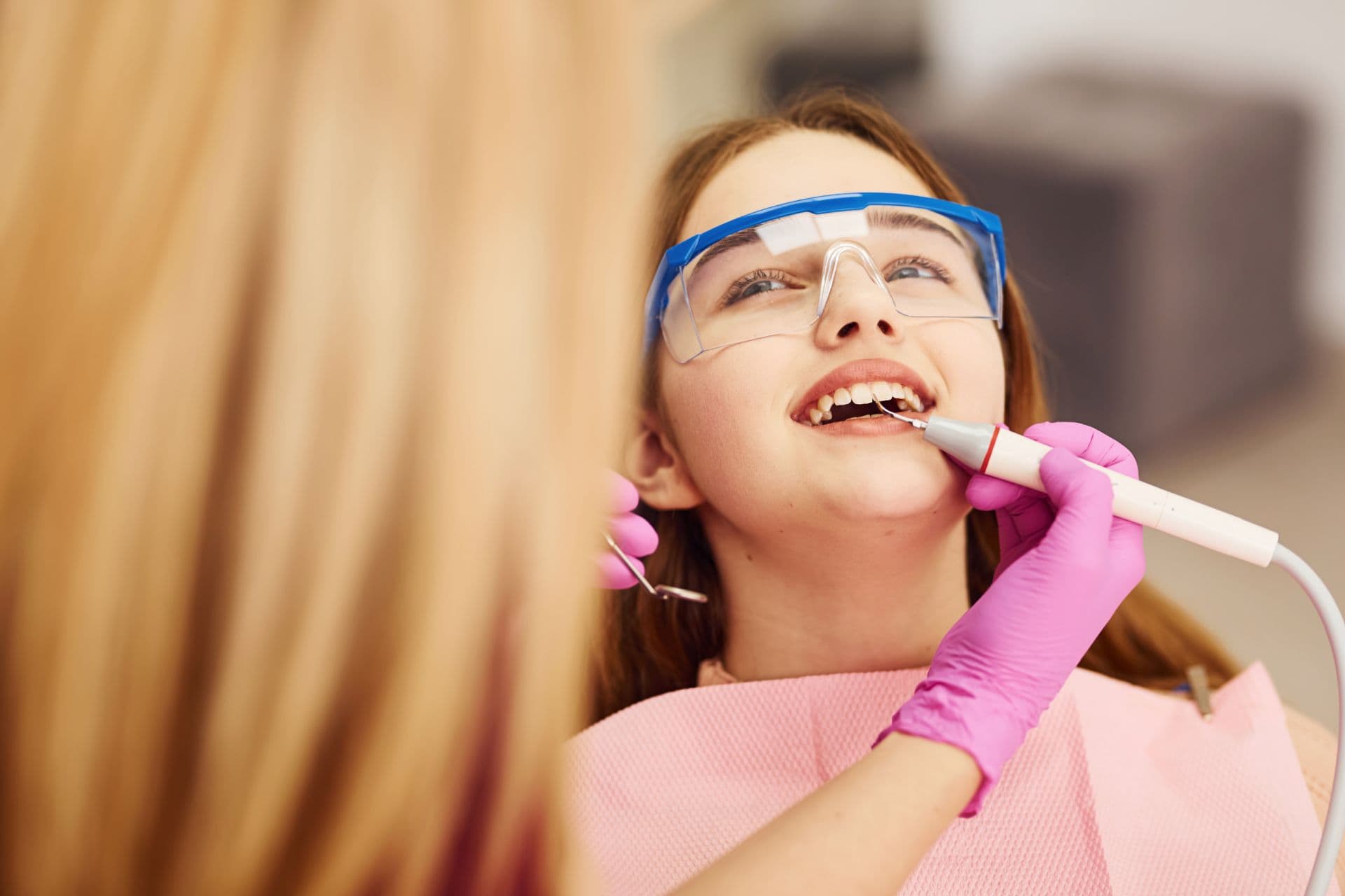 Eliminare placă bacteriană și tartru prin pachetul de igienizare Dental Spa la clinica Dr. Kurbe București