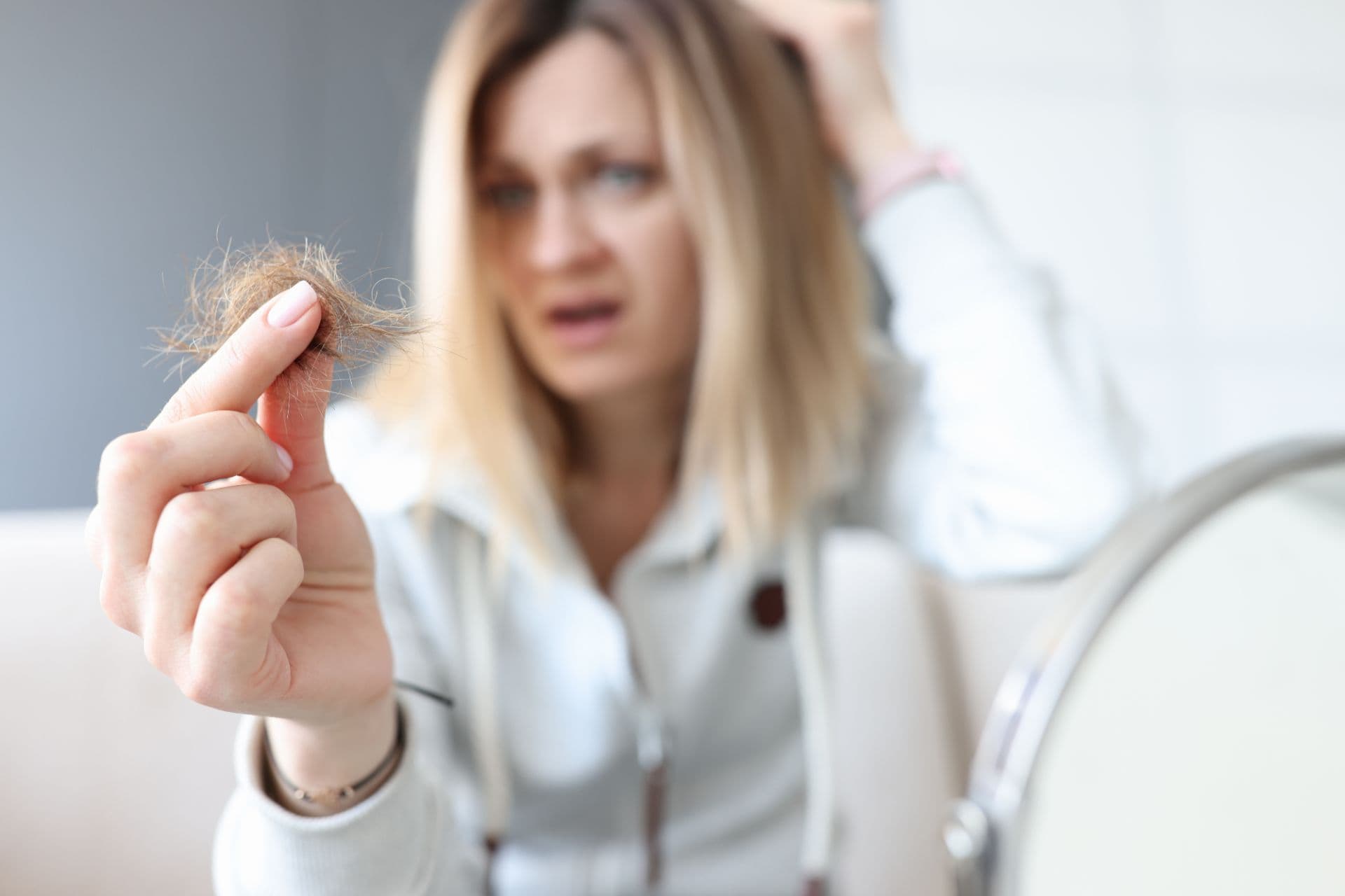 Tratament pentru alopecie si regenerarea parului pe scalp la Clinica Dr. Kurbe