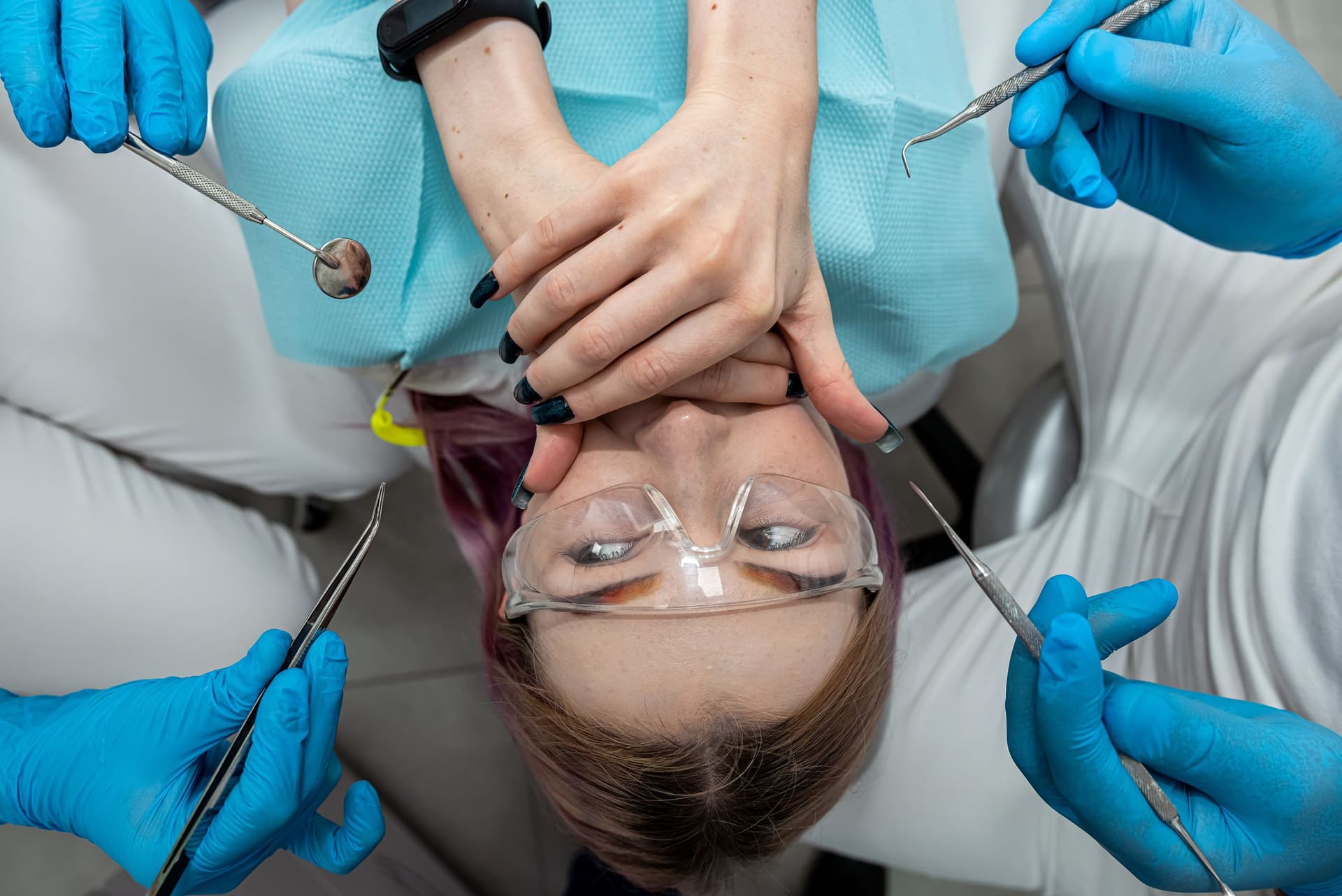 femeie care se teme de dentist si extractia de molari