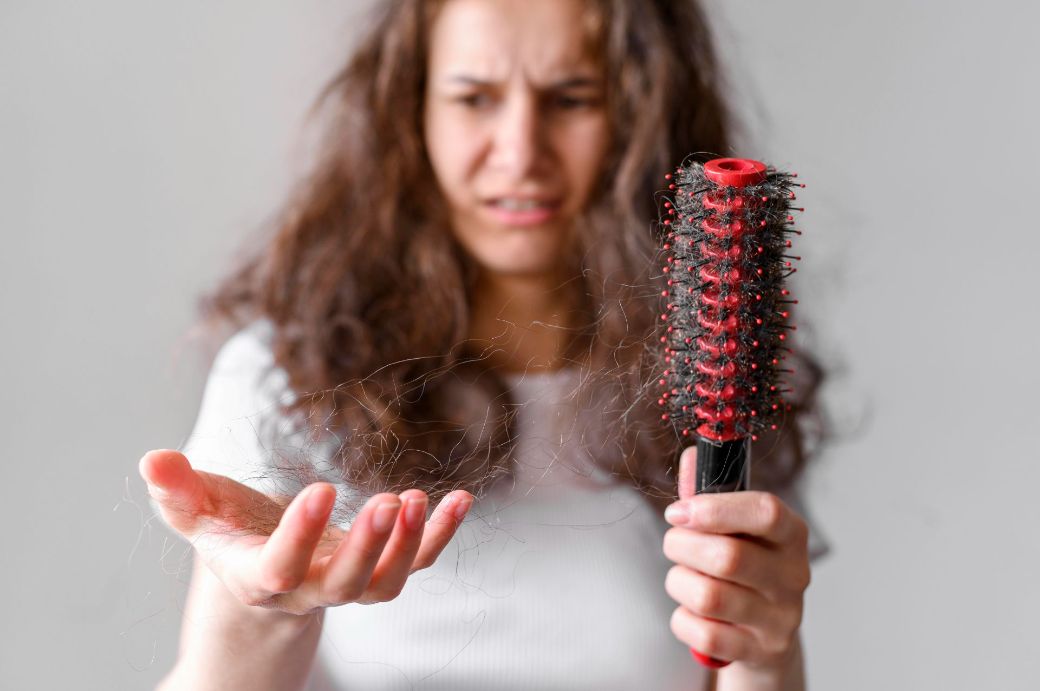 Examen dermatoscopic si evaluarea densitatii capilare pentru alopecie la Clinica Dr. Kurbe