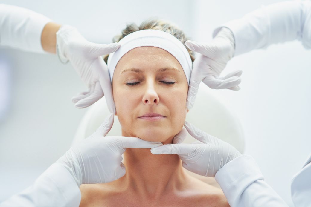 Lifting facial nechirurgical cu fire PDO pentru ancorarea țesutului lăsat la Dr. Kurbe