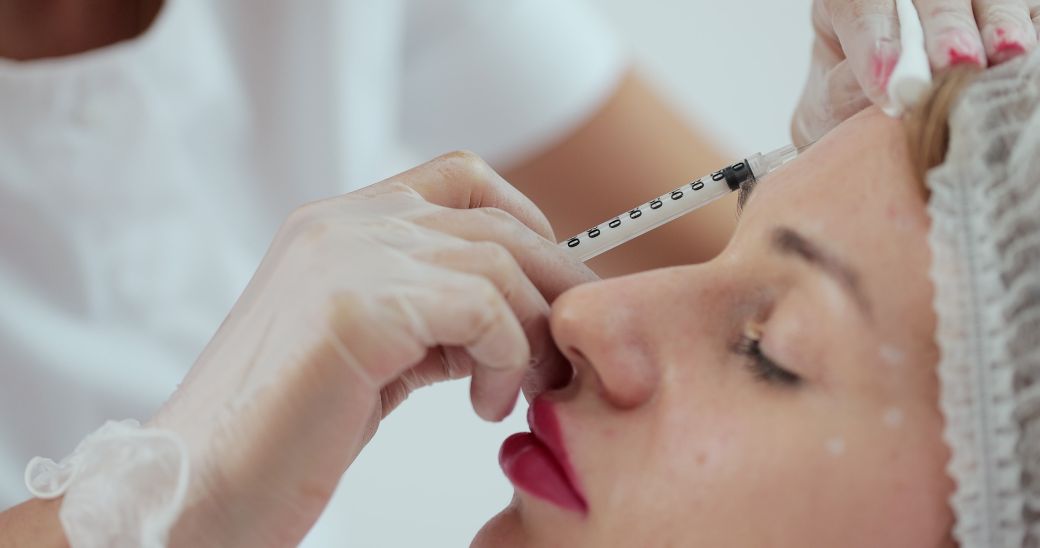 Injectare cu Ellansé pentru volumizare facială și stimularea colagenului la Dr. Kurbe București