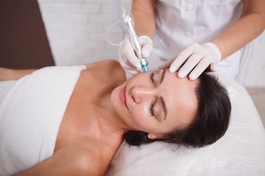 Mezoterapie injectabila cu vitamine si acid hialuronic la Clinica Dr. Kurbe