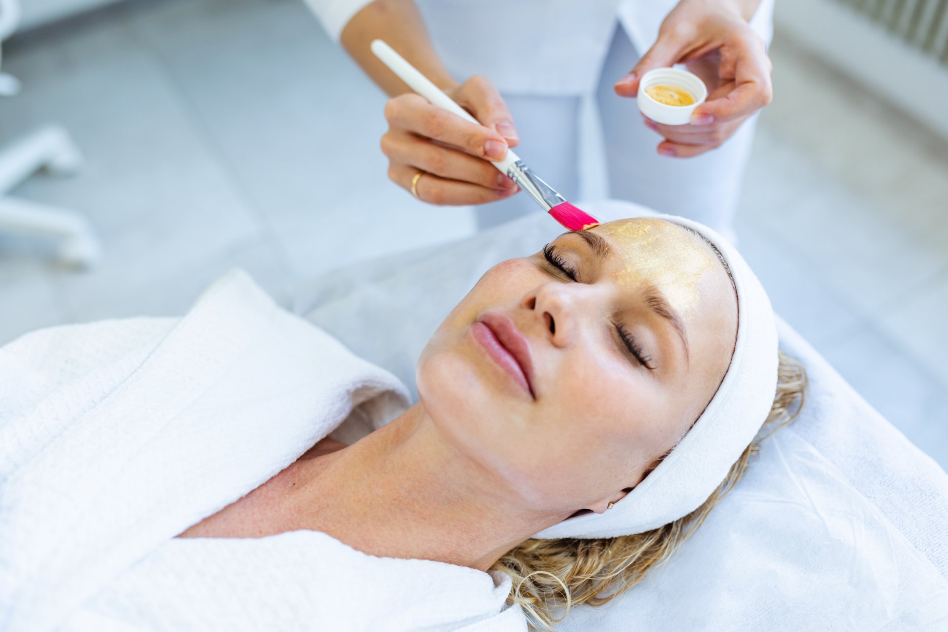 Tratamentul de peeling TRX-33 pentru biorevitalizare celulară și fermitate fără descuamare agresivă