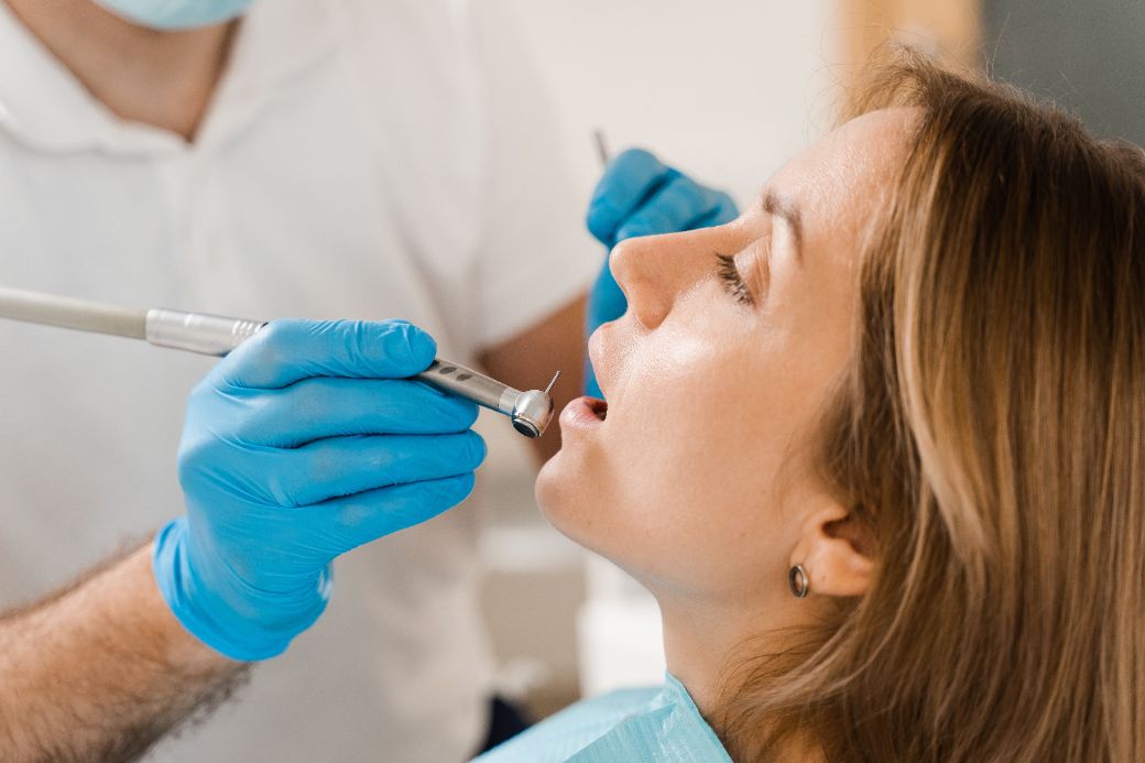 Detartraj cu ultrasunete si eliminarea placii bacteriene la Clinica Dr. Kurbe