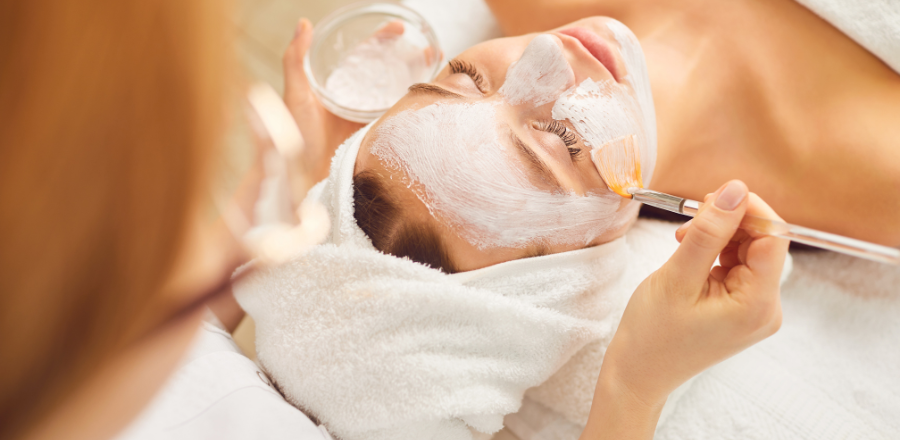Peeling facial – secretul pentru o piele sănătoasă și strălucitoare