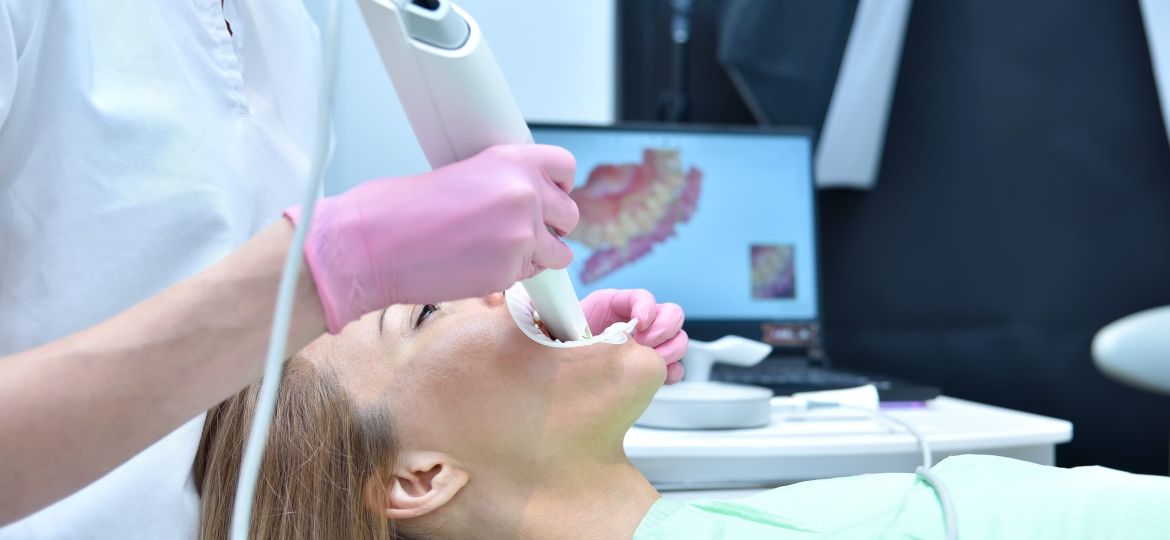 Dentist,Scaning,Patient's,Teeth,With,Dental,3d,Scanner,And,Screen